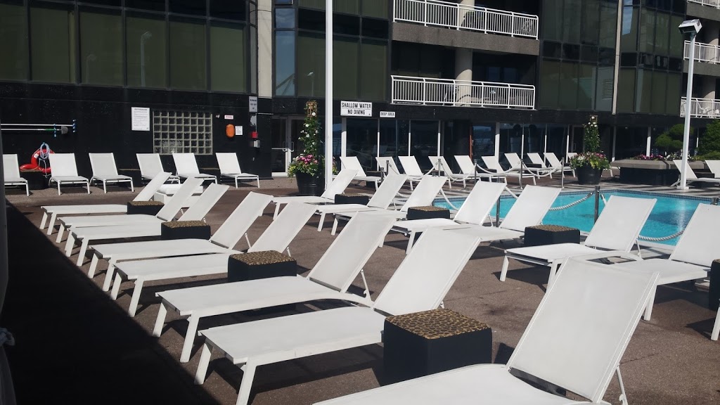 Radisson Admiral Hotel Toronto-Harbourfront | 249 Queens Quay W, Toronto, ON M5J 2N5, Canada | Phone: (416) 203-3333