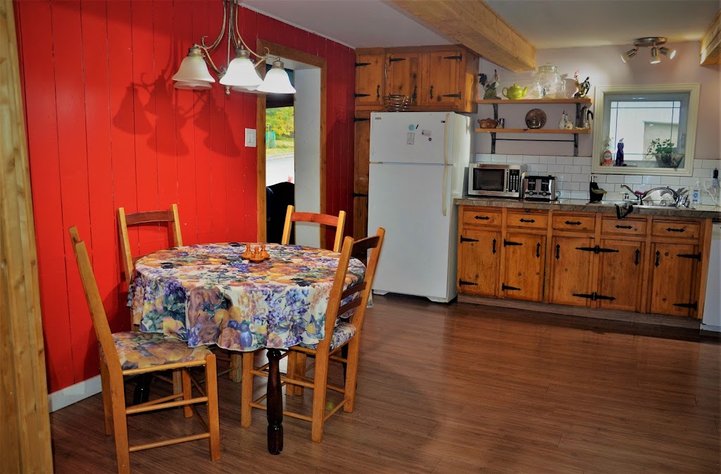 Le gîte de La maison jaune | 3 Rte de lÉglise N, Saint-Modeste, QC G0L 3W0, Canada | Phone: (418) 943-3701