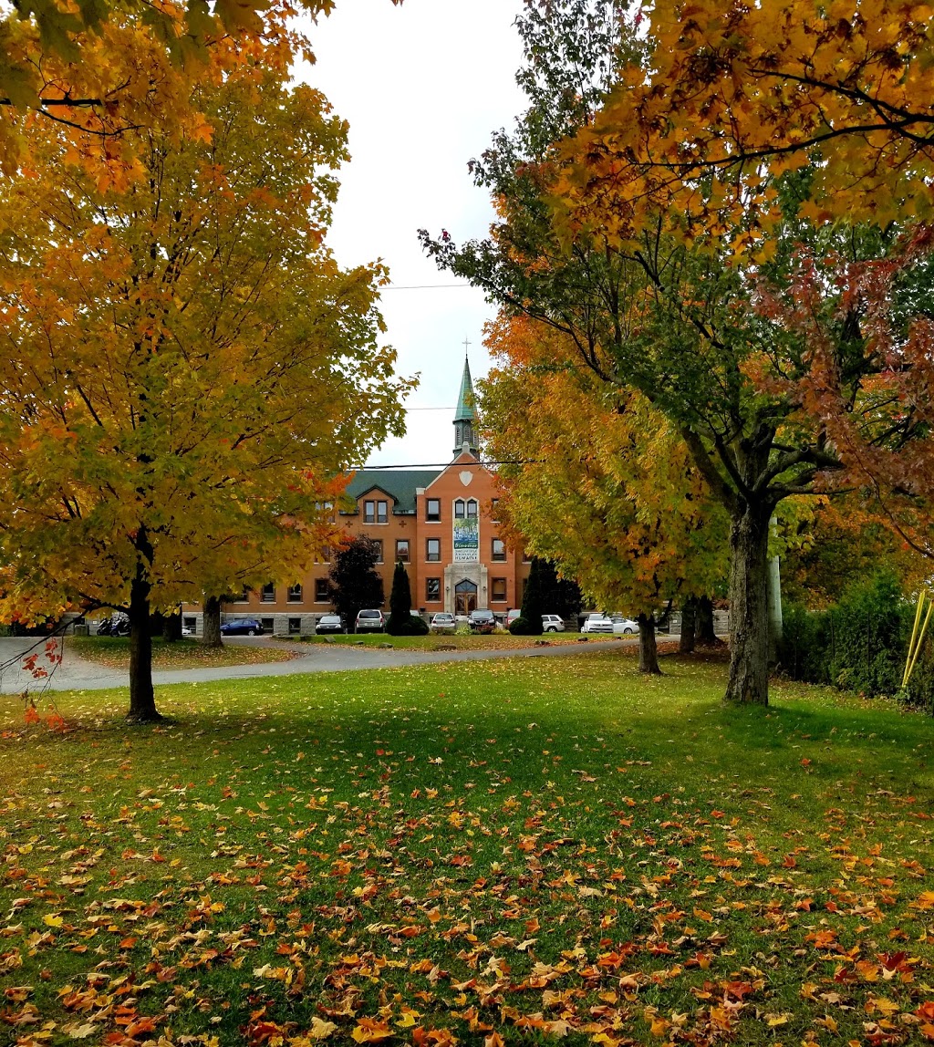 École secondaire du Verbe Divin | 1021 Rue Cowie, Granby, QC J2G 8W8, Canada | Phone: (450) 378-1074