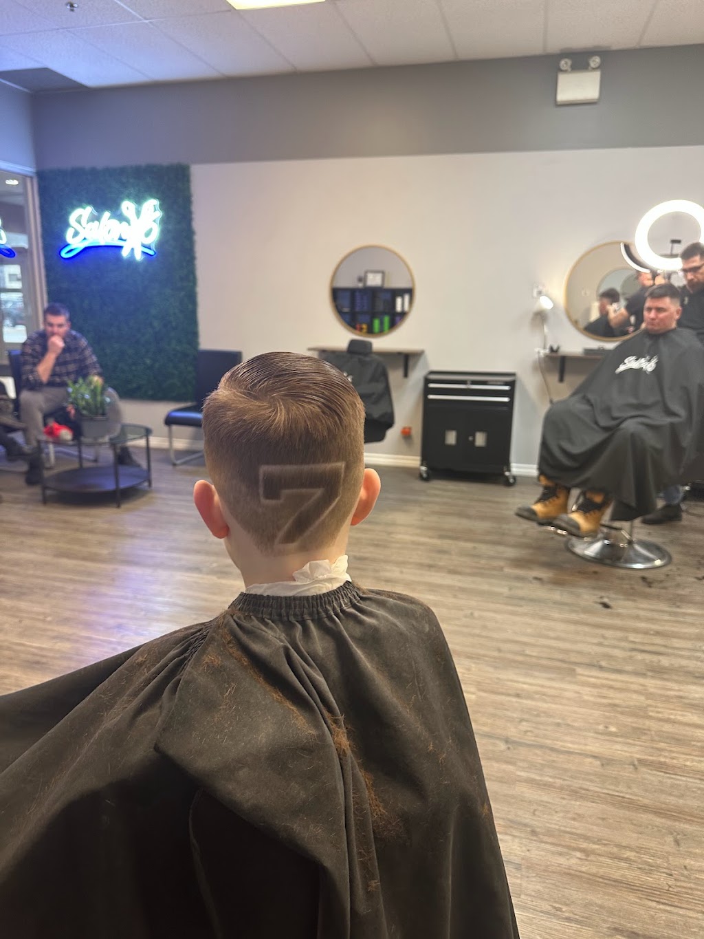 Salon 6 Unisex | 243 King St E, Bowmanville, ON L1C 5C4, Canada | Phone: (365) 836-0104