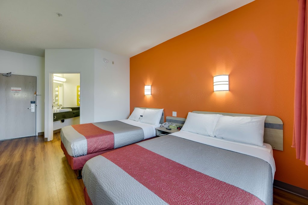 Motel 6 Toronto - Brampton | 160 Steelwell Rd, Brampton, ON L6T 5T3, Canada | Phone: (905) 451-3313