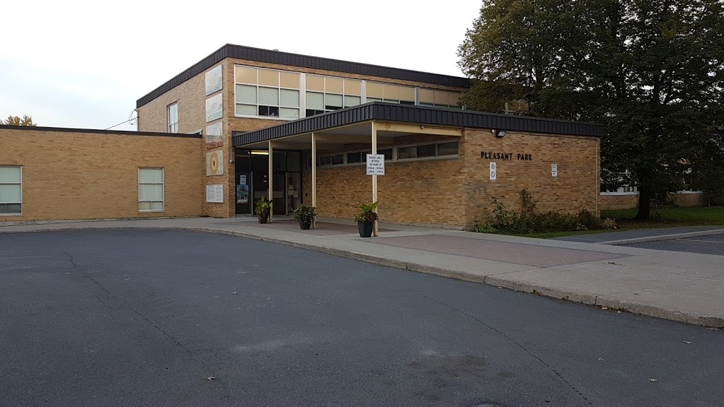 Pleasant Park Public School | 564 Pleasant Park Rd, Ottawa, ON K1H 5N1, Canada | Phone: (613) 733-5253