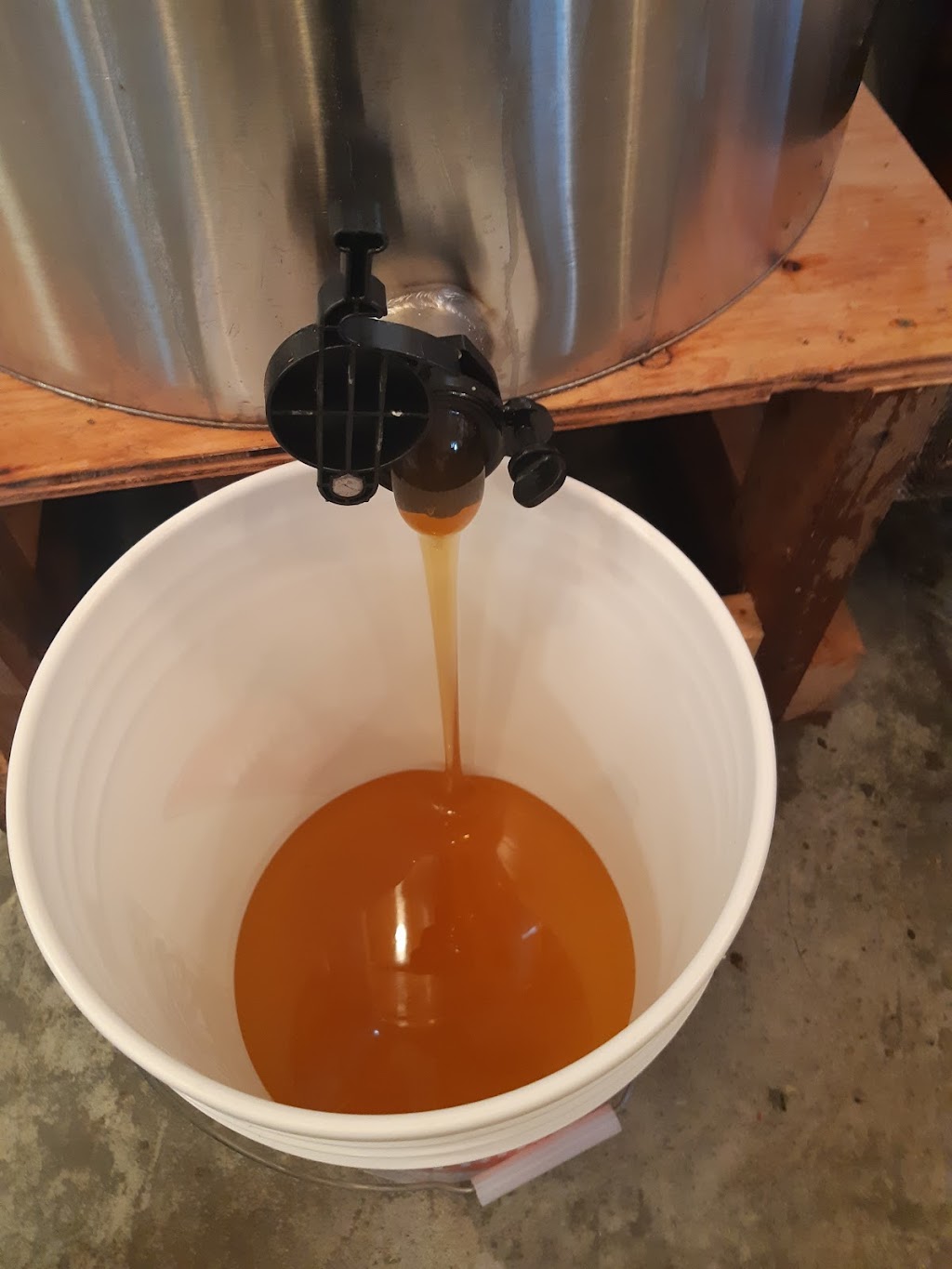 Ahmic Lake Apiaries | 4 Old Nippissing Road, South St, Magnetawan, ON P0A 1P0, Canada | Phone: (705) 380-4661