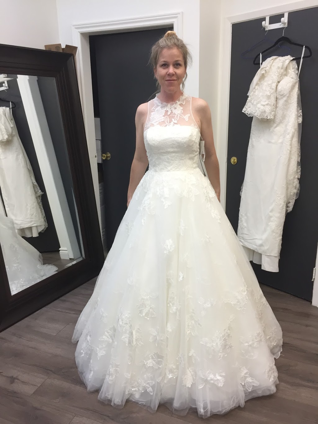 Meena Cleaners Dundas Mississauga. Drycleaners & Clothing Alteration Services | 755~777, Dundas St W, Mississauga, ON L5C 4P6, Canada | Phone: (905) 270-8941
