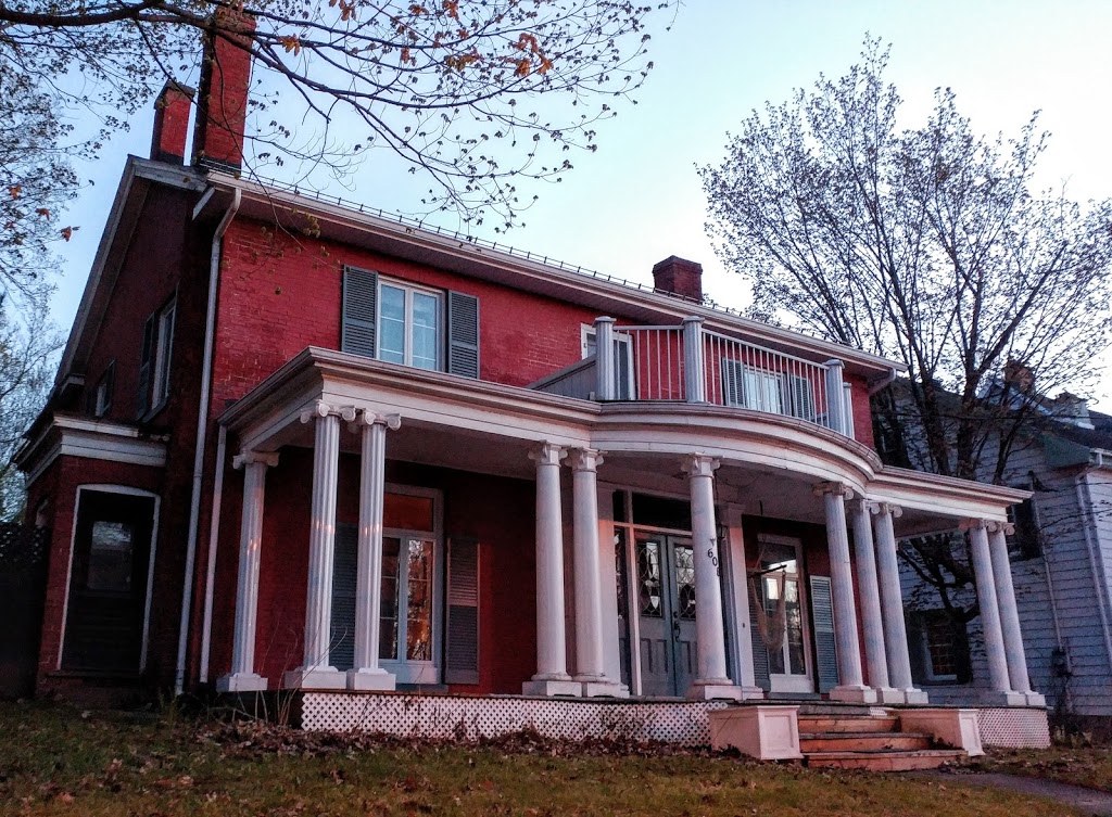 B&B Île de Garde | 576 Rue Prospect, Sherbrooke, QC J1H 1A8, Canada | Phone: (819) 346-0142
