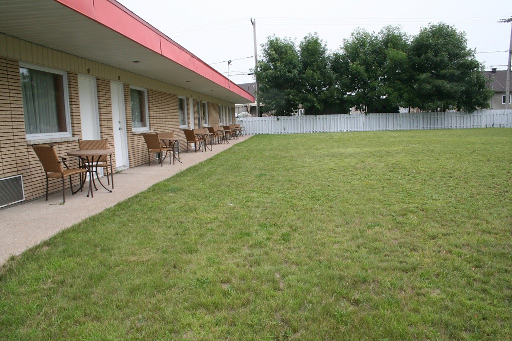 Hotel-Motel Coconut | 7531 Rue Notre Dame O, Trois-Rivières, QC G9B 1L7, Canada | Phone: (819) 377-3221