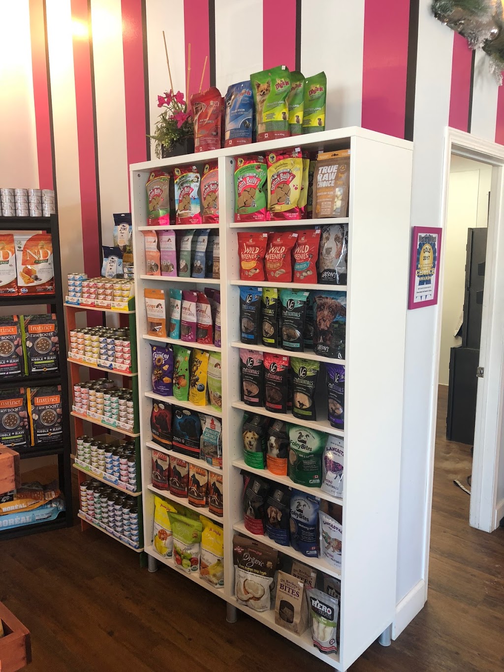 Chow Bella Pet Health Store & Grooming Salon | 235 Milligan Dr Suite 100, Okotoks, AB T1S 0B8, Canada | Phone: (403) 982-9979