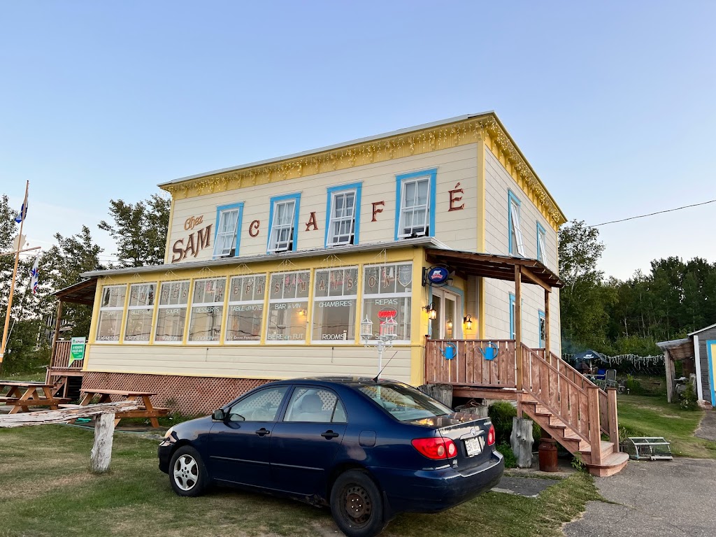 Auberge Café Chez Sam | 300 Rue Leclerc, Baie-Sainte-Catherine, QC G0T 1A0, Canada | Phone: (418) 237-4040