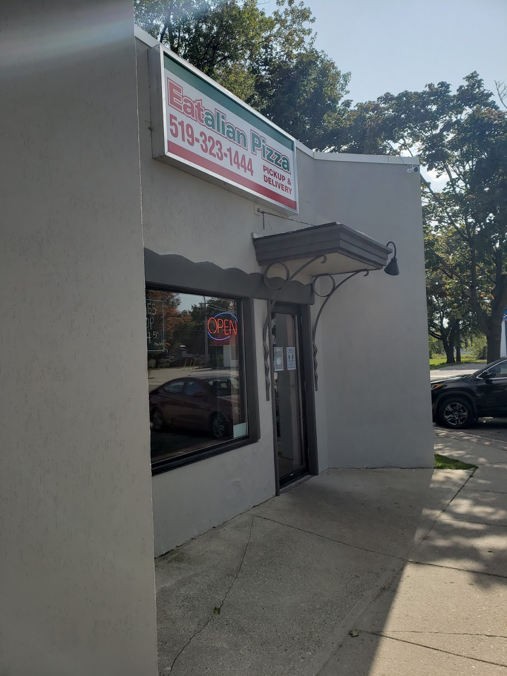 Eatalian pizza | 392 Main St N, Mount Forest, ON N0G 2L2, Canada | Phone: (519) 323-1444