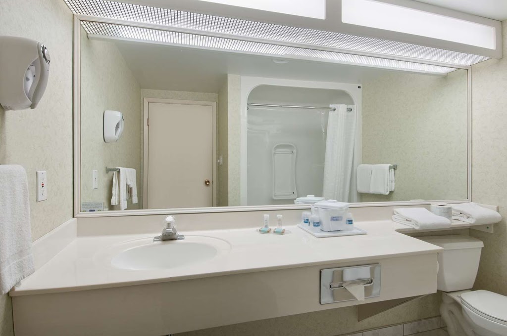 Travelodge by Wyndham Winnipeg East | 20 Alpine Ave, Winnipeg, MB R2M 0Y5, Canada | Phone: (204) 255-6000