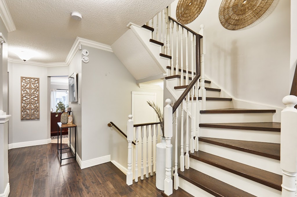 Jane Thuet Inner Circle Real Estate Group | 200 Dundas St E, Whitby, ON L1N 2H8, Canada | Phone: (647) 895-8050