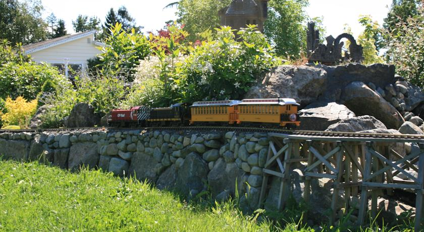 Future Friends Bed & Breakfast | 10118 Tsaykum Rd, North Saanich, BC V8L 5T6, Canada | Phone: (250) 654-0289