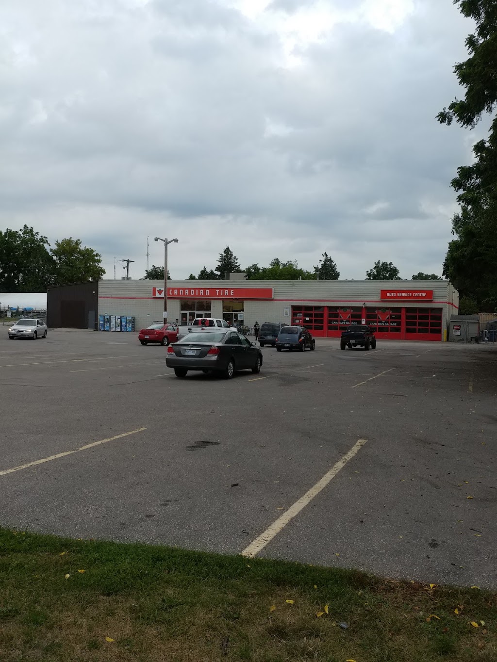 Canadian Tire | 308 James St, Delhi, ON N4B 2B4, Canada | Phone: (519) 582-2450