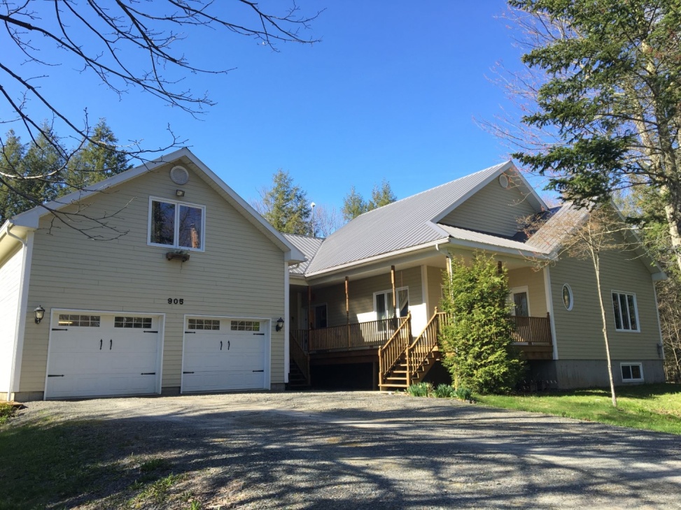 Véronique Bibeau Courtier immobilier résidentiel | 1050 Rue Principale, Granby, QC J2J 2N9, Canada | Phone: (450) 776-0494