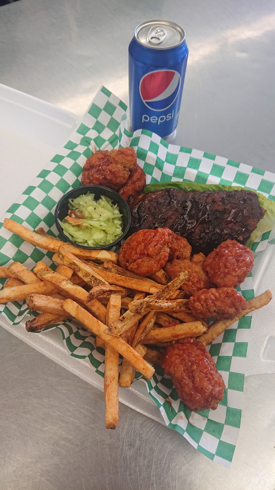 Huntzys Pizza & Wings | 636 Broadway St, Wyoming, ON N0N 1T0, Canada | Phone: (519) 704-0755