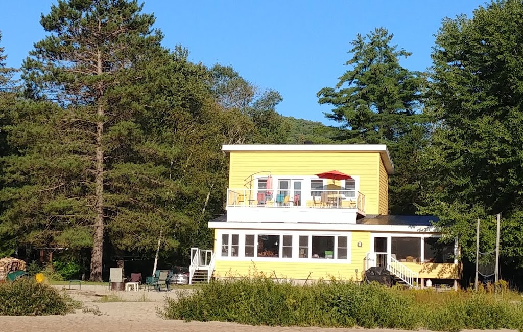 Le Chalet Jaune sur la rivière Rouge (Mont Tremblant) | 55 Chemin du Domaine Alarie, Brébeuf, QC J0T 1B0, Canada | Phone: (514) 831-3111