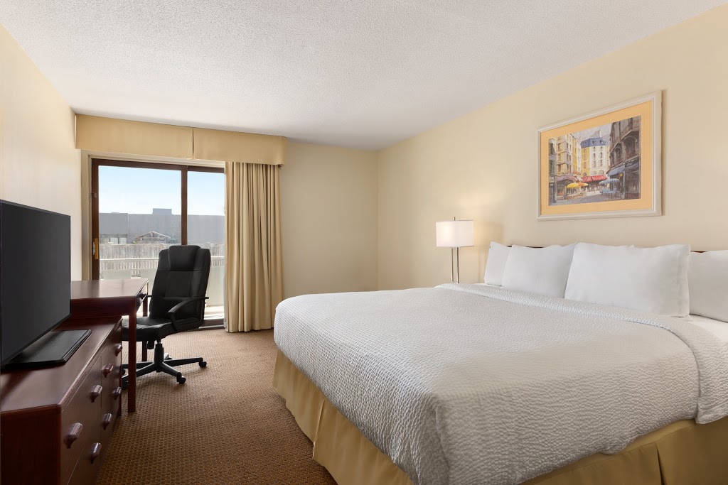 Days Inn by Wyndham London | 1100 Wellington Rd, London, ON N6E 1M2, Canada | Phone: (519) 681-1240