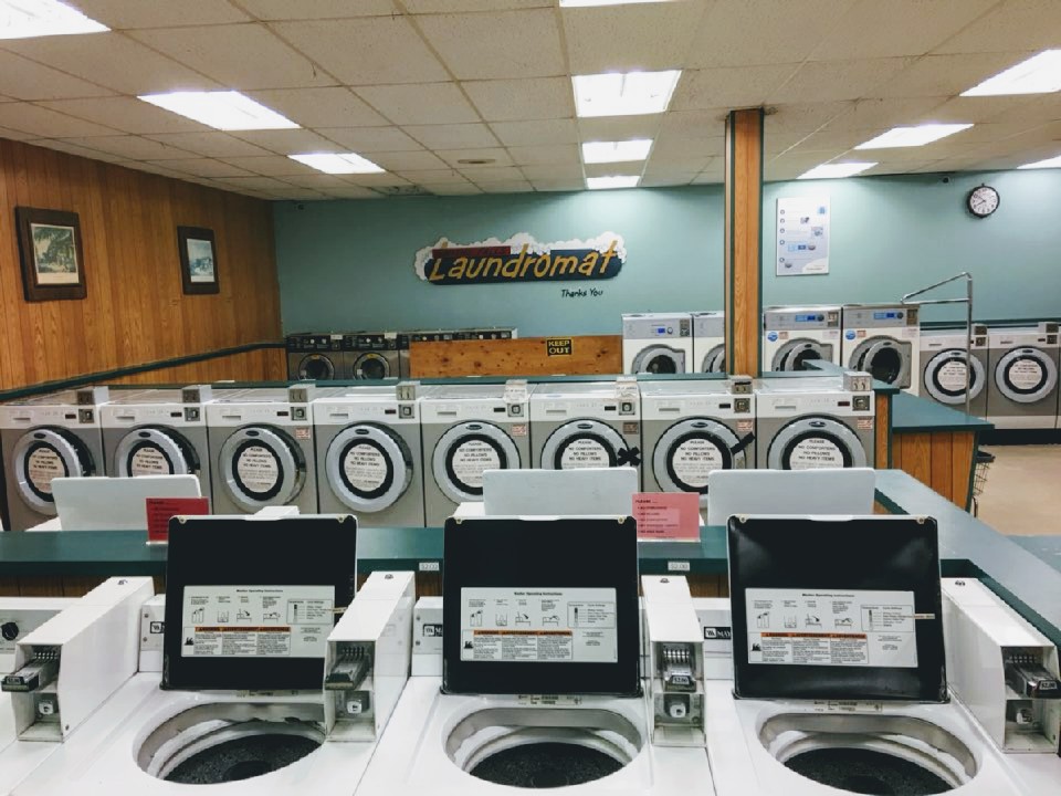 Smiths Falls Laundromat | 39 Chambers St, Smiths Falls, ON K7A 2Y3, Canada | Phone: (613) 283-0707