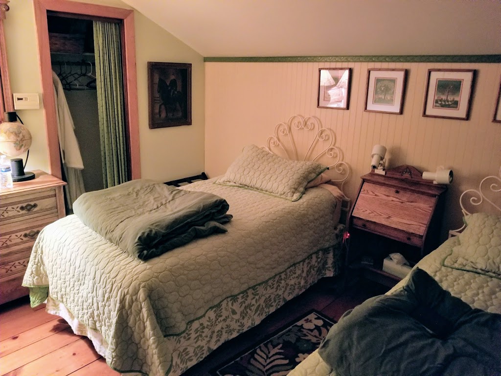 Chestnut Hill Guest House | 6405 Ward Rd, Orchard Park, NY 14127, USA | Phone: (716) 464-0642