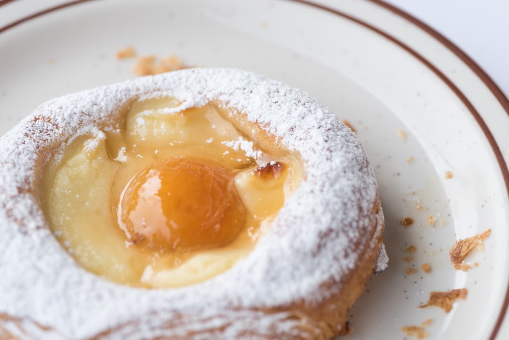 Pâtisserie La Cigogne | 1626 Bayview Ave, Toronto, ON M4G 3B7, Canada | Phone: (416) 487-1234