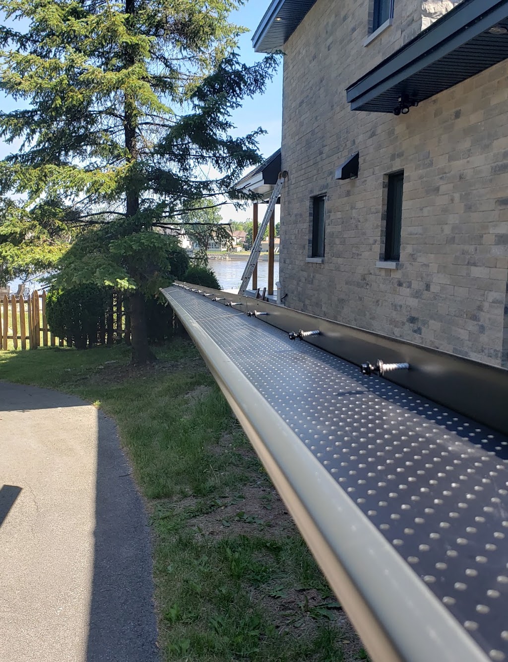 Gouttieres Proform Eavestroughing | 1697 Rue du Bordelais, Saint-Lazare, QC J7T 2C1, Canada | Phone: (438) 888-8130