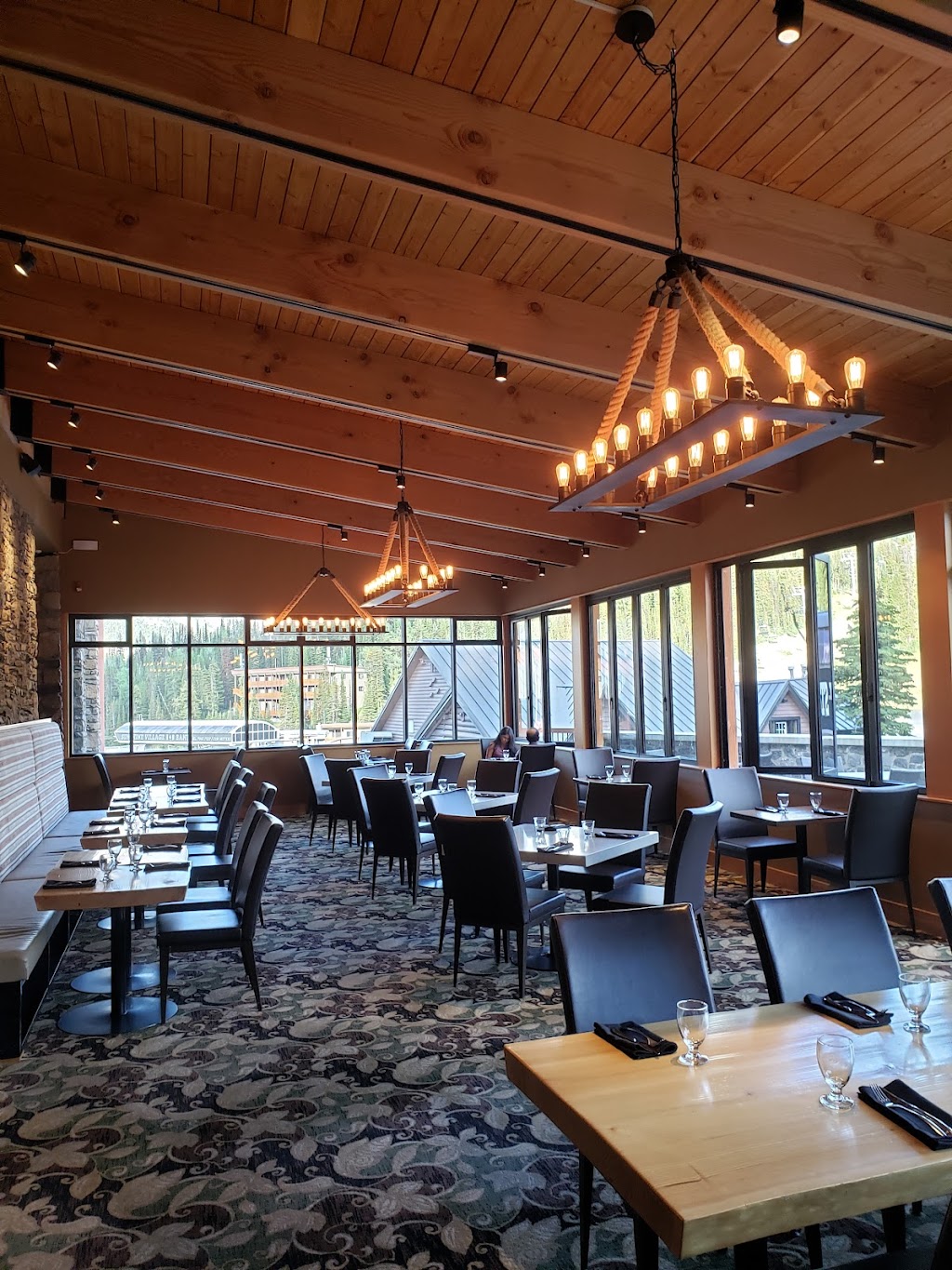 Chimney Corner Lounge | Improvement District No. 9, AB T0L 2C0, Canada | Phone: (403) 762-7890 ext. 1109