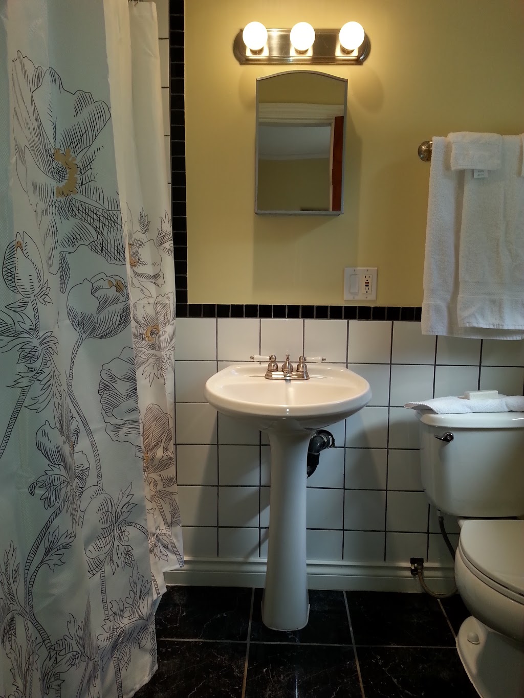 Woodside Inn | 2226 Lougheed Hwy, Agassiz, BC V0M 1A1, Canada | Phone: (604) 615-7770