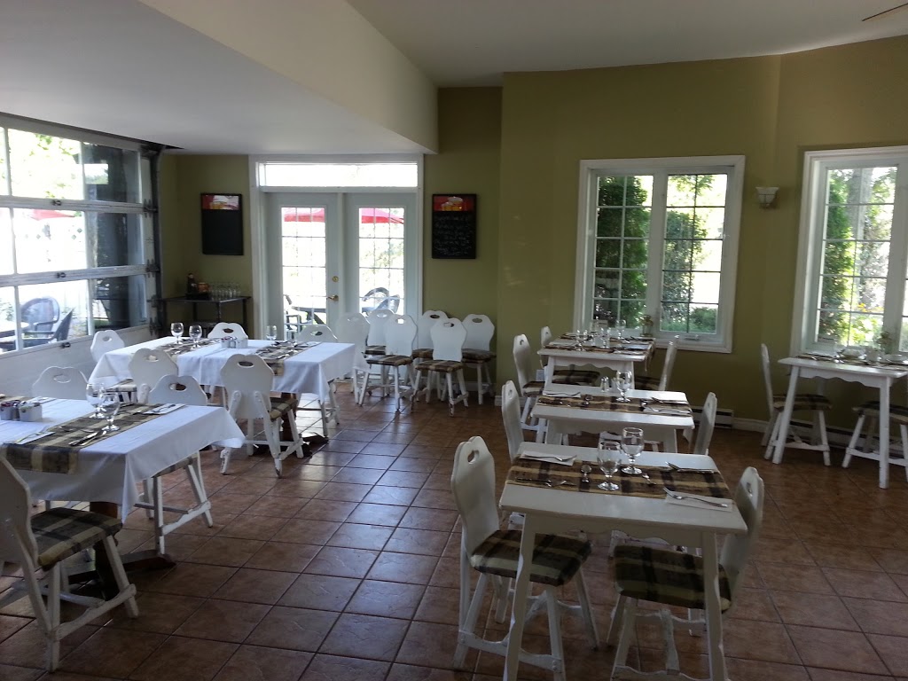 le plumet | 1507 Rue Principale, Granby, QC J2J 0S4, Canada | Phone: (450) 378-1771