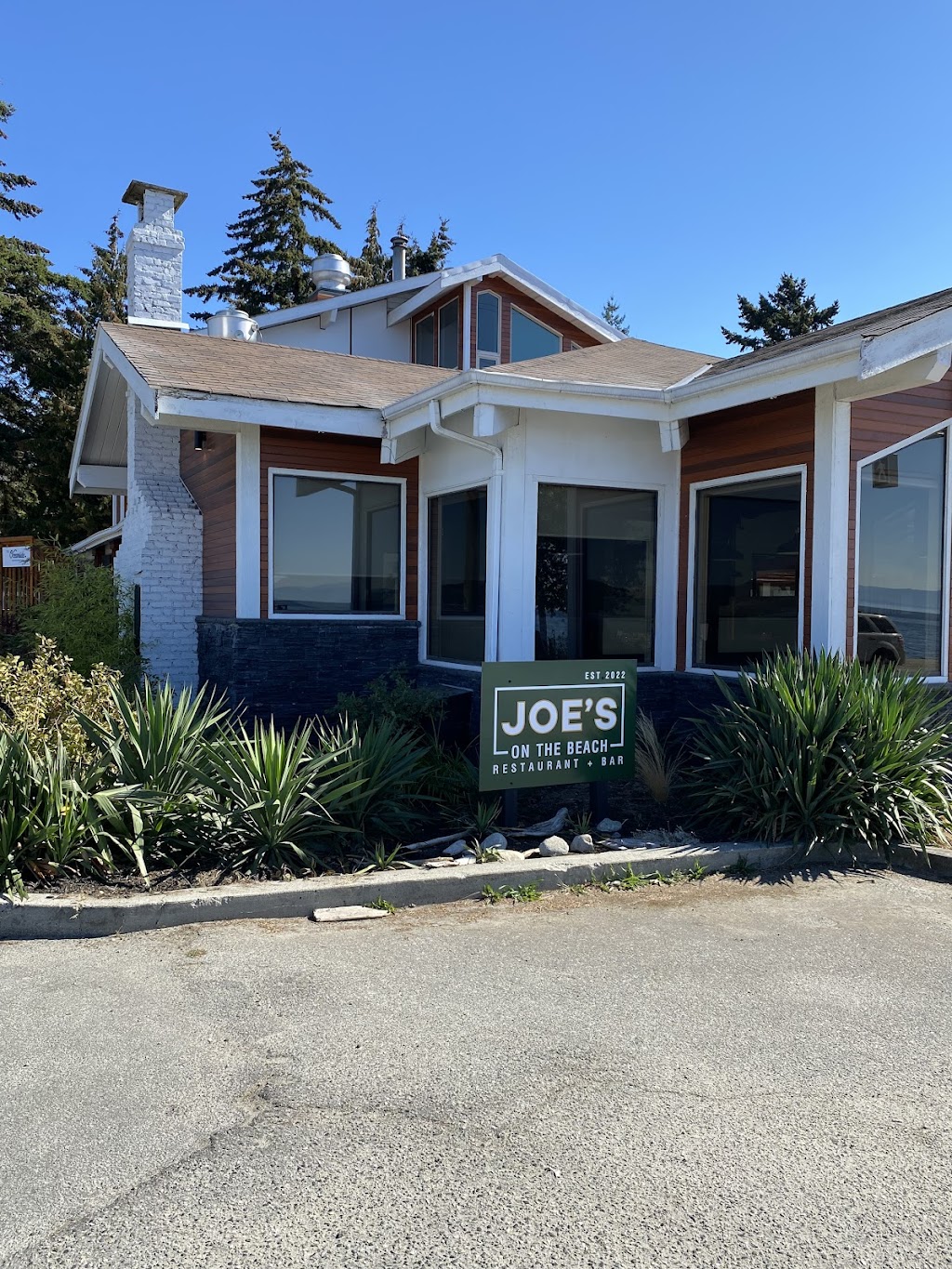 Joes on the Beach | 4748 Sunshine Coast Hwy, Sechelt, BC V7Z 0C1, Canada | Phone: (778) 949-7013