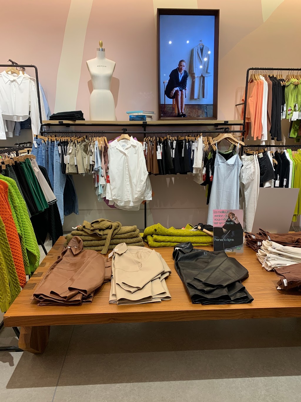 Aritzia | 19001 Chemin Notre Dame #102, Blainville, QC J7C 5L4, Canada | Phone: (450) 979-1425