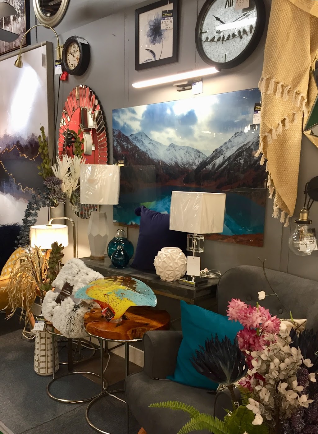 ...BLANCS DE BLANCS... Centre du Peintre - Alexandre Luminaire | 180 Rue Alexandre, Salaberry-de-Valleyfield, QC J6S 5S5, Canada | Phone: (450) 373-5323