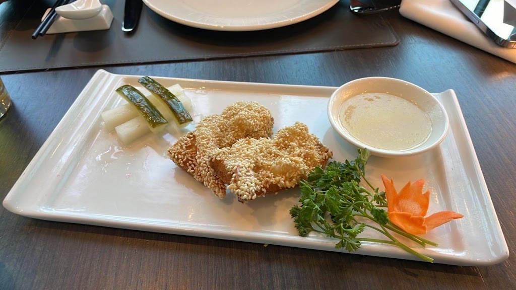 Golden Lotus | 6380 Fallsview Blvd, Niagara Falls, ON L2G 7X5, Canada | Phone: (888) 325-5788