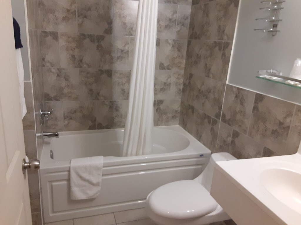 Travellers Motel & Restaurant | 740 9th Ave E, Owen Sound, ON N4K 3E5, Canada | Phone: (519) 376-2680