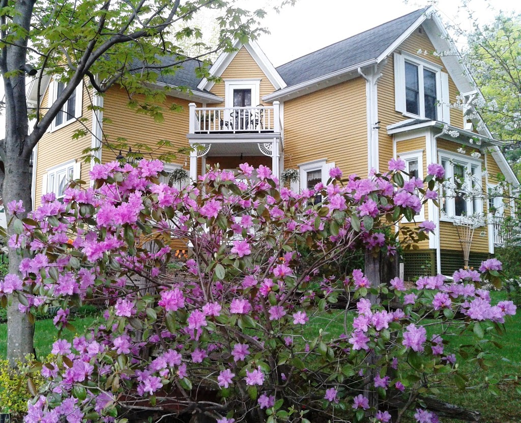 À LAncestrale B&B | 200 Rue Abbott, Magog, QC J1X 2H5, Canada | Phone: (819) 847-5555