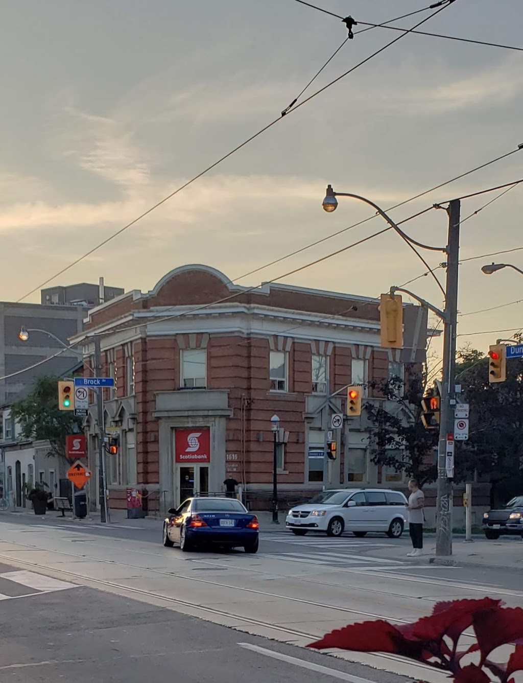 Scotiabank | 1616 Dundas St W, Toronto, ON M6K 1V1, Canada | Phone: (416) 538-5255