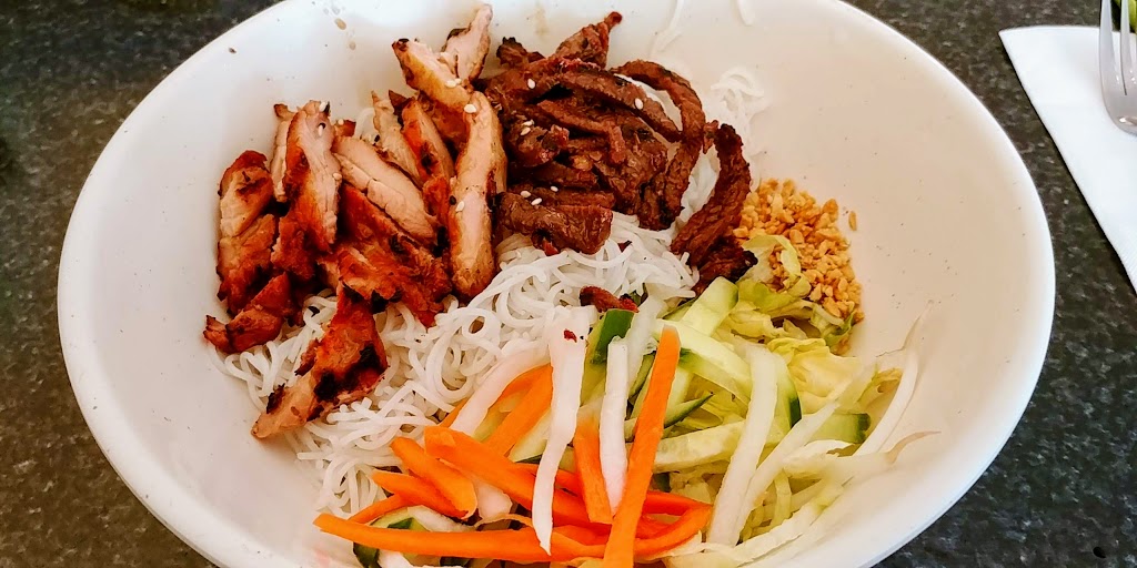 Pho 28 | 2385 Boulevard Curé-Labelle, Laval, QC H7T 1R3, Canada | Phone: (450) 681-7288