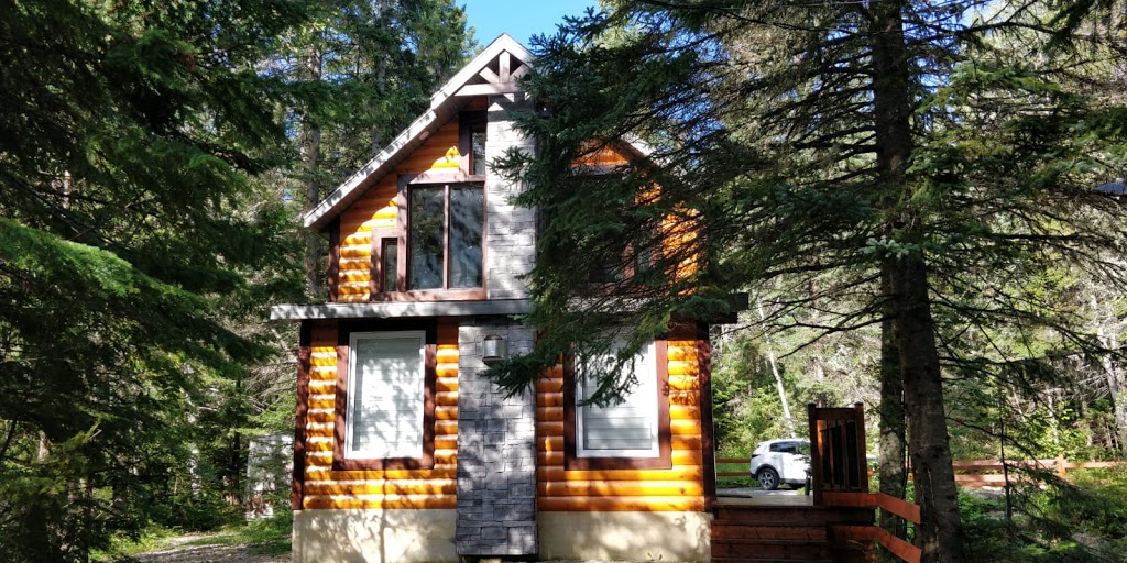 chalets aux trois petit cochon | 256 rang 4 centre, Route du Rang 4, Saint-Hilarion, QC G0A 1L0, Canada | Phone: (418) 435-7403