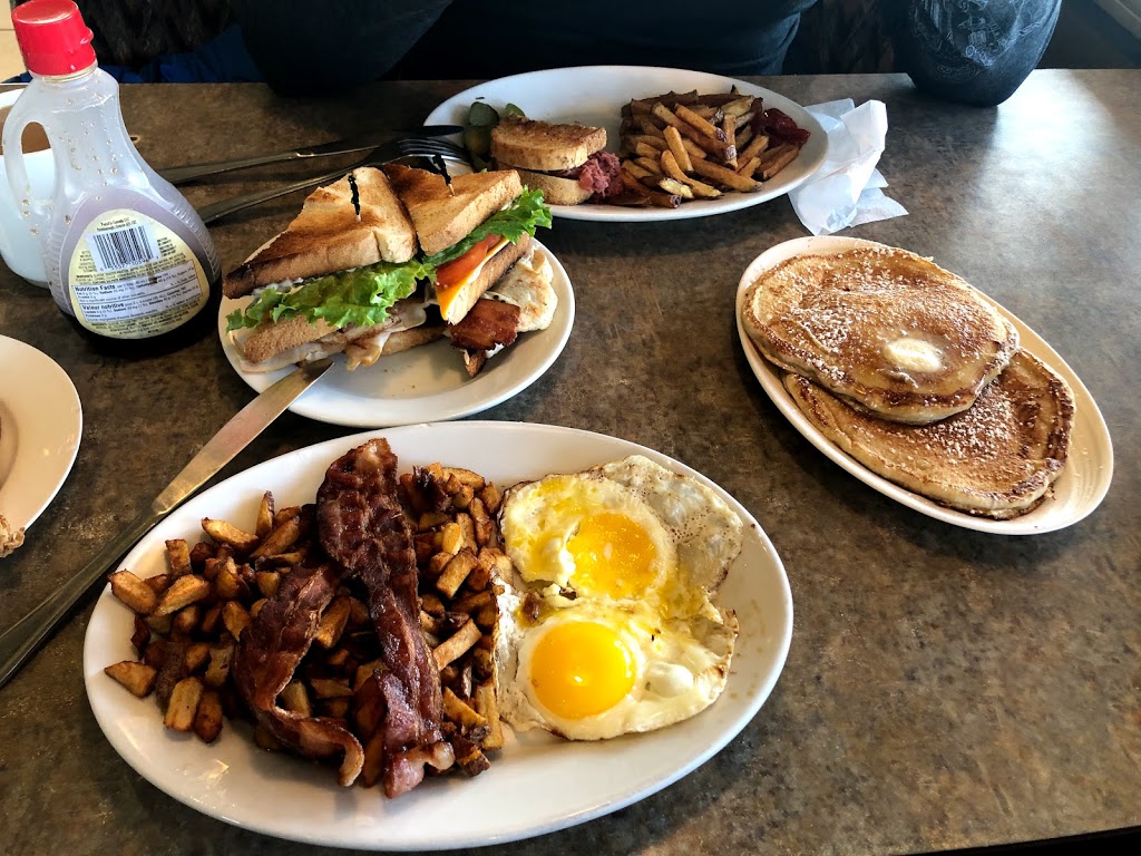 Country Porch | 989 Murray Ave, Winnipeg, MB R2P 2V4, Canada | Phone: (204) 487-6724