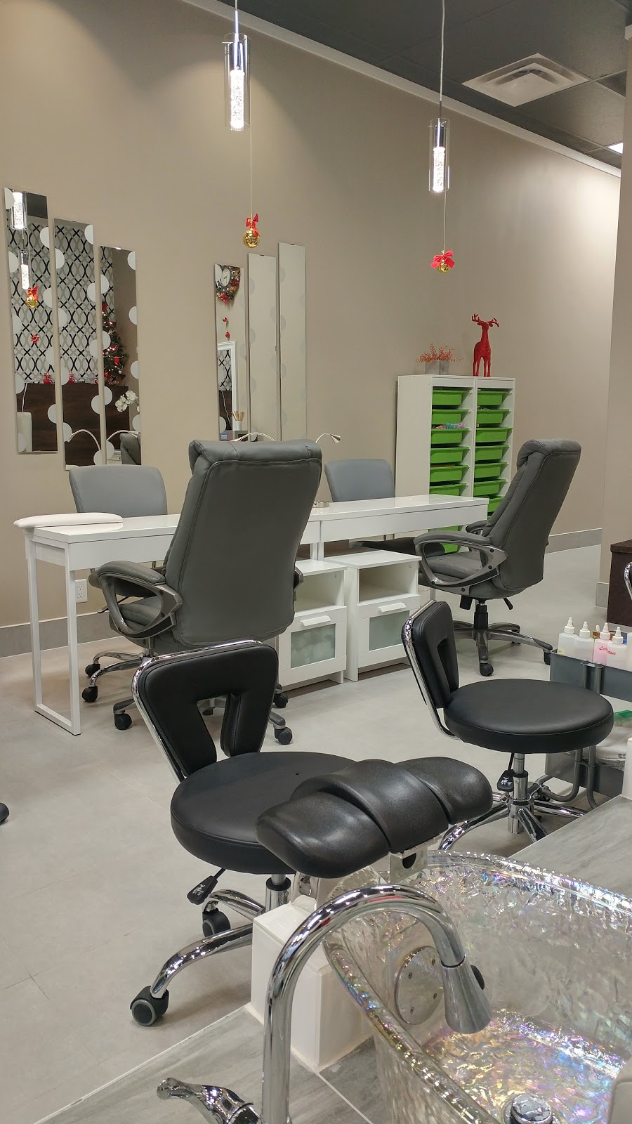 QD Nails & Spa | 1818 Renfrew St, Vancouver, BC V5M 3H9, Canada | Phone: (778) 321-4526