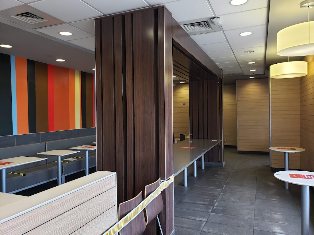 McDonalds | 2320 16 Ave NW, Calgary, AB T2N 4H8, Canada | Phone: (403) 289-9050