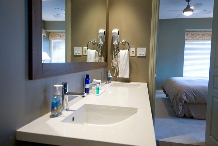 Granville House B&B | 5050 Granville St, Vancouver, BC V6M 3B4, Canada | Phone: (604) 739-9002