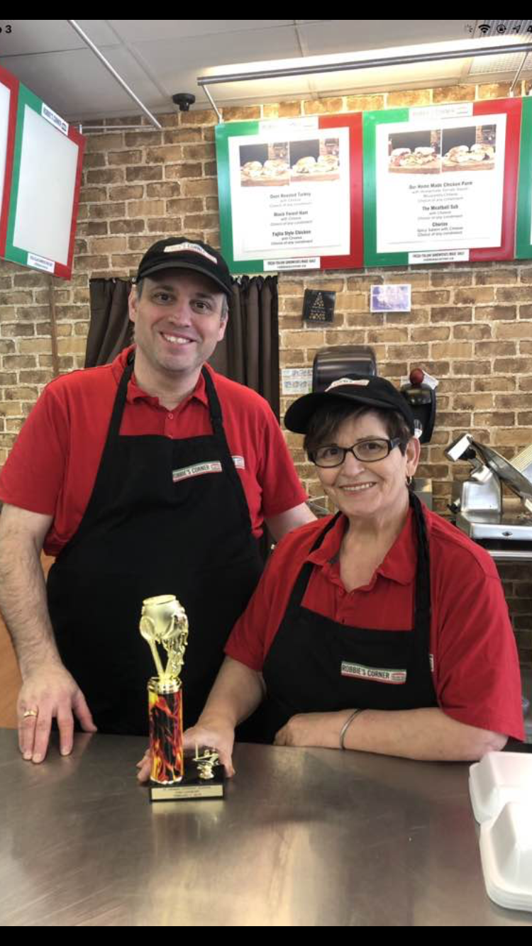 Roberto’s Corner | 1034 Pleasant Park Rd, Ottawa, ON K1G 2A1, Canada | Phone: (613) 799-0195
