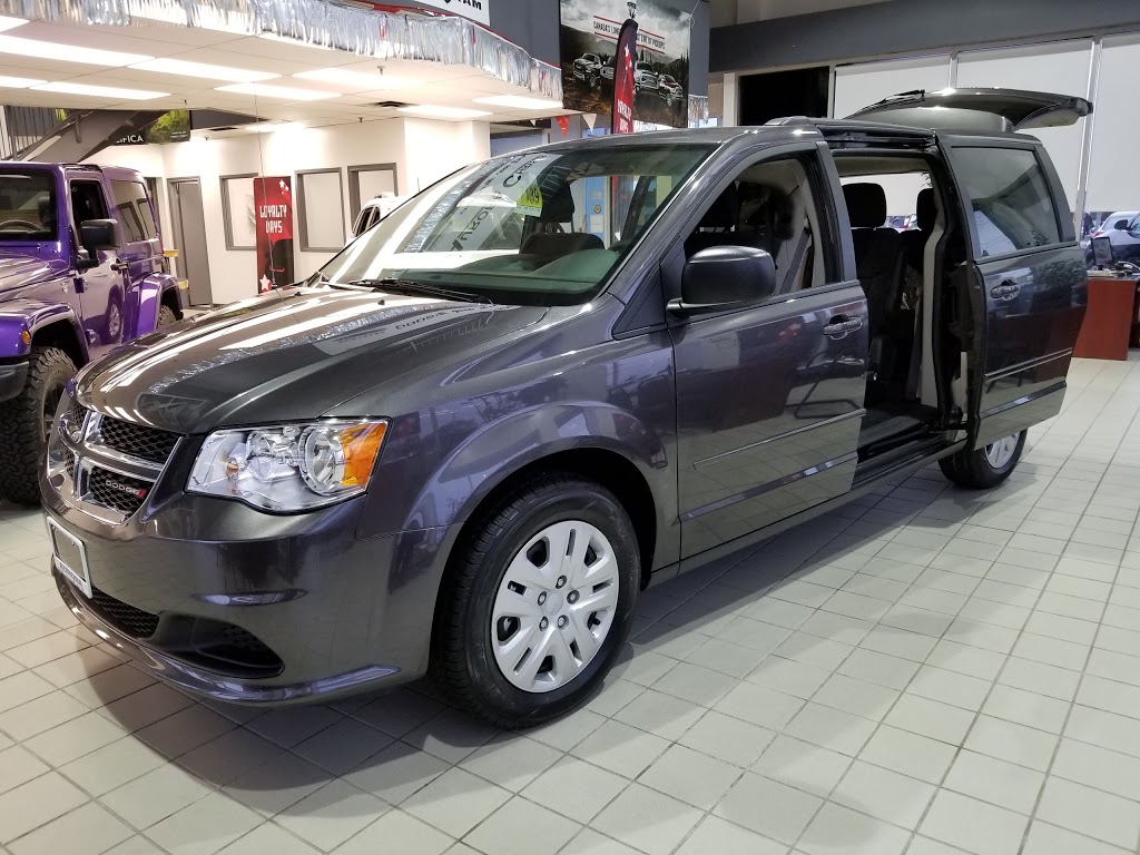 Aurora Chrysler | 14535 Yonge St, Aurora, ON L4G 6L1, Canada | Phone: (877) 645-2308