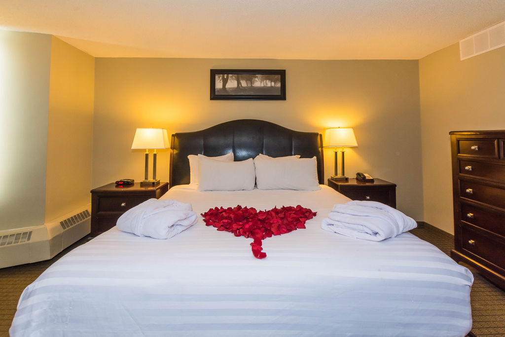 Coliseum Inn | 11845 Wayne Gretzky Drive Northwest, Edmonton, AB T5B 4R4, Canada | Phone: (780) 471-1231
