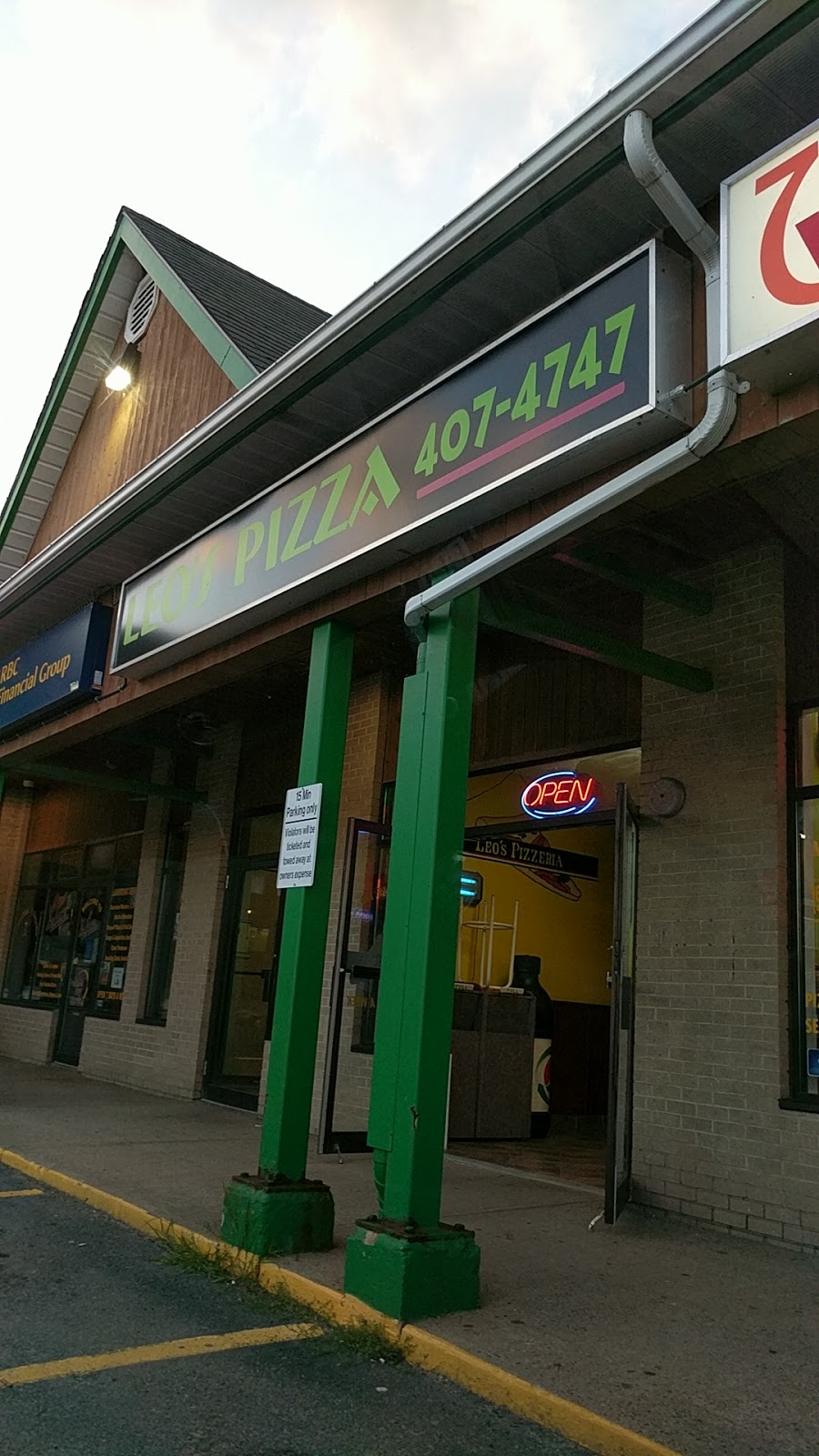 Leos Pizzeria | 245 Waverley Rd, Dartmouth, NS B2X 2C5, Canada | Phone: (902) 433-1237