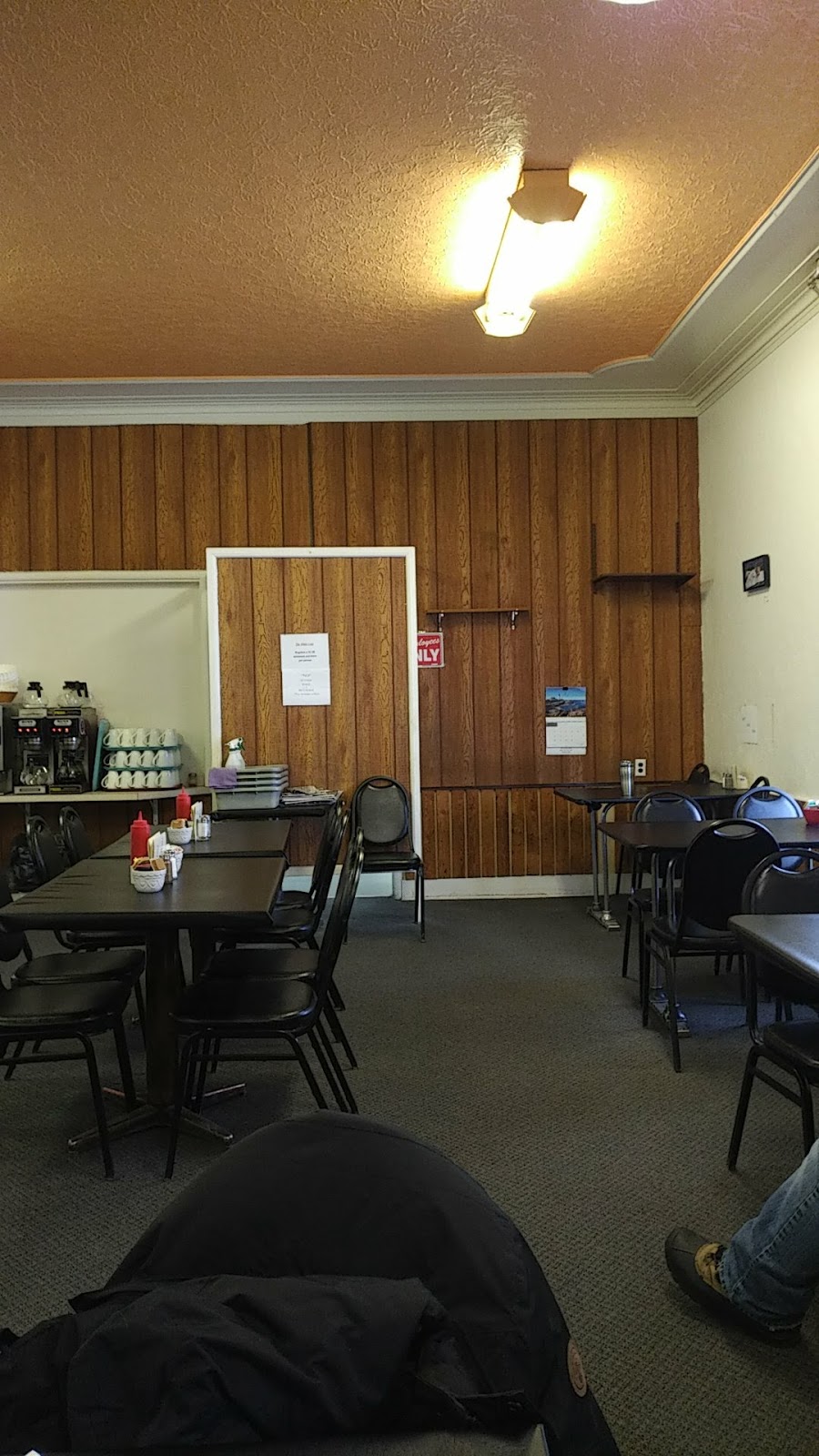 Gimli Hotel Restaurant | 21 Centre St, Gimli, MB R0C 1B0, Canada | Phone: (204) 642-3284