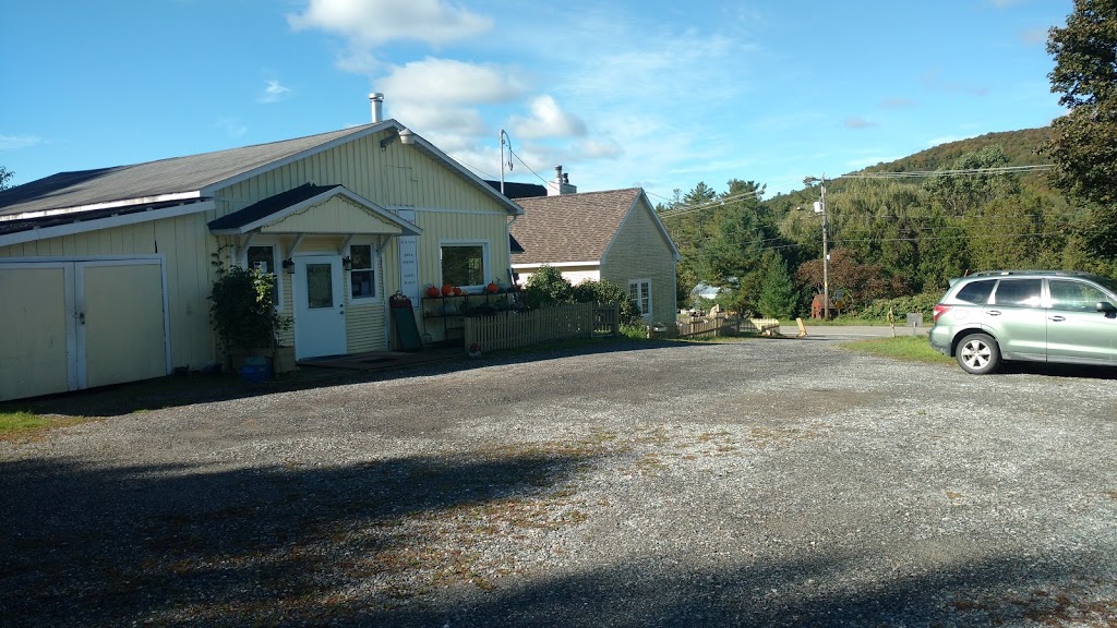 Béret rouge / épicerie fine | 2621 Chemin de Fitch Bay, Magog, QC J1X 3W4, Canada | Phone: (819) 267-8770