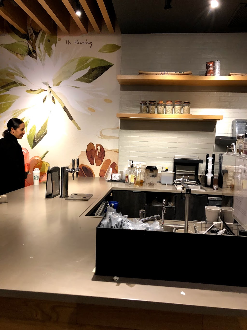 Starbucks | 2305 Chemin Rockland #2108, Mont-Royal, QC H3P 3E9, Canada | Phone: (800) 782-7282