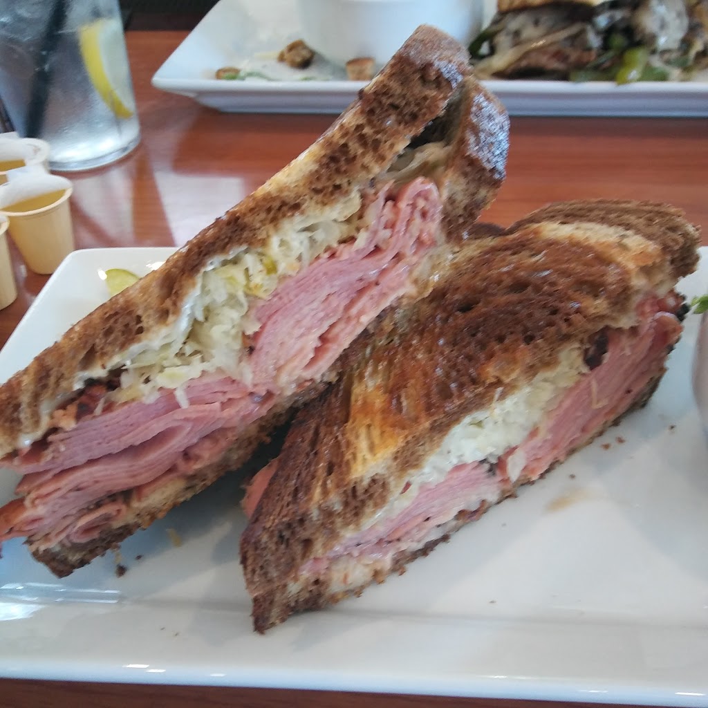 Metcalfe Fare Bar and Grill | 7905 Victoria St, Metcalfe, ON K0A 2P0, Canada | Phone: (613) 821-0444