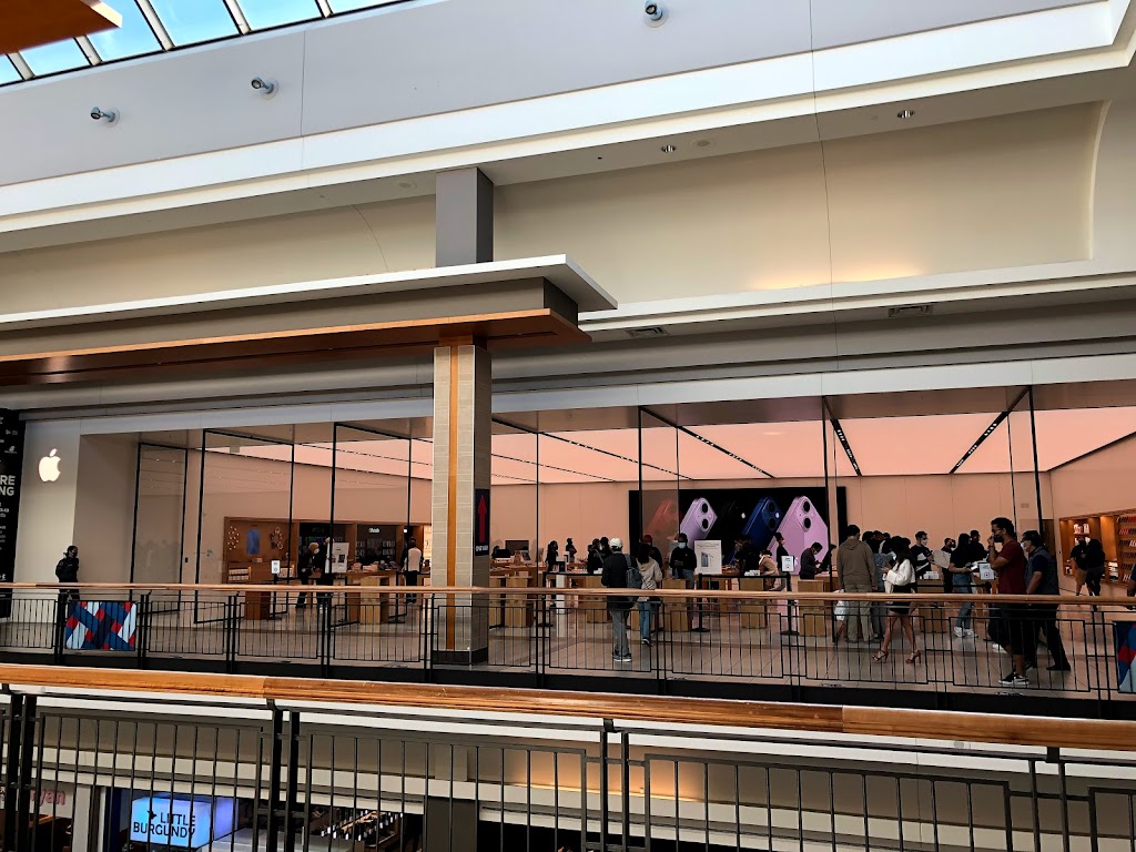 Apple Fairview | 1800 Sheppard Ave E, Toronto, ON M2J 5A7, Canada | Phone: (416) 646-4412